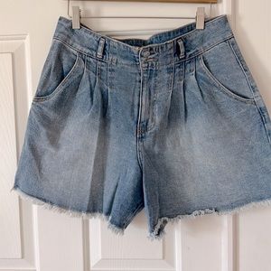 Jeans high waist short.